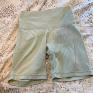 ARITZIA TnaACTION Hi-Rise 7” LIGHT GREEN